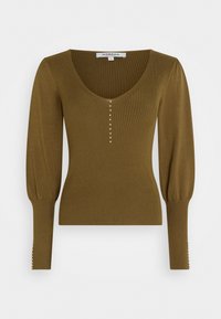 Olivgrüner Rippstrickpullover mit tiefem V-Ausschnitt, taillierter Passform, Puffärmeln und dekorativen Knopfdetails entlang der Vorderseite und den Ärmelsäumen.