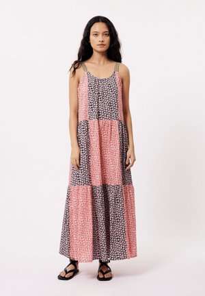 Robe maxi au design patchwork avec des motifs floraux ; présente des nuances de rose et de noir ; bretelles spaghetti ; coupe ample ; tissu léger.