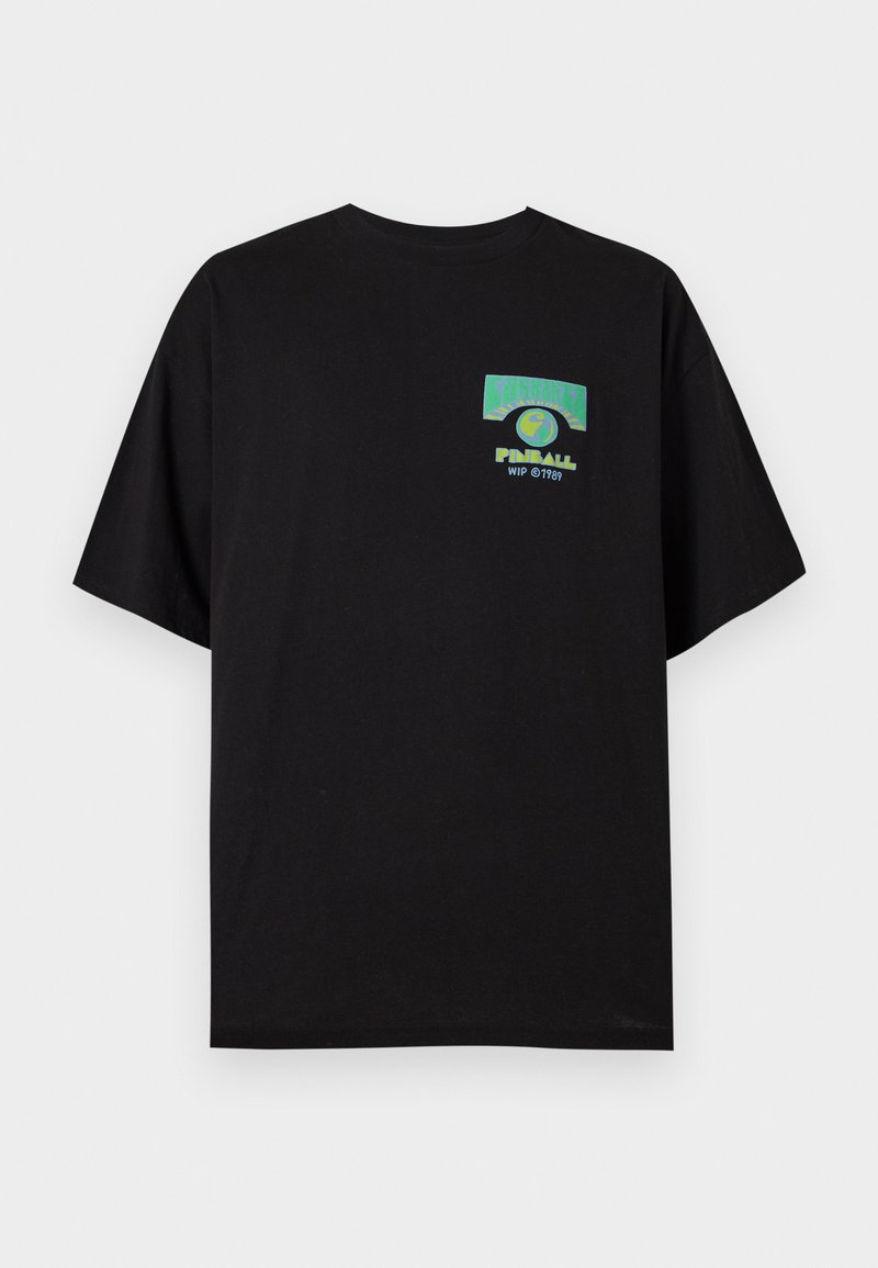 T-shirt nera girocollo con maniche corte, con una piccola grafica verde e gialla e testo sul petto a sinistra con la scritta "PINBALL WIP ©1989".