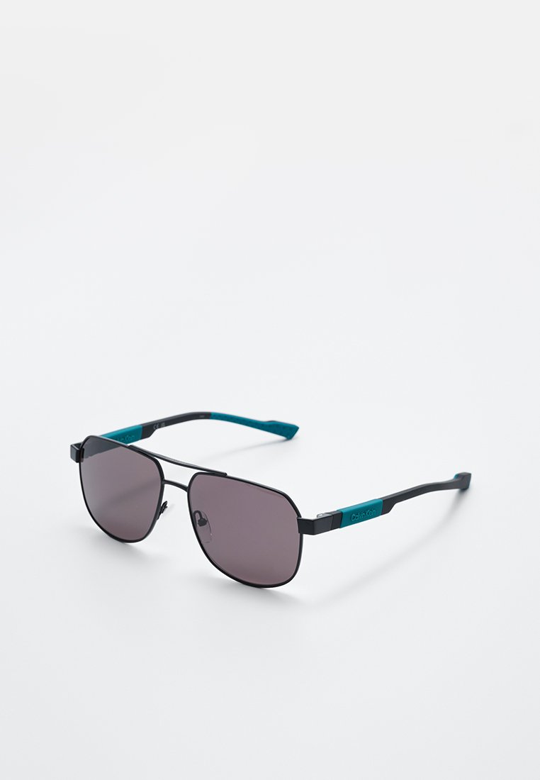 Gafas de sol de metal negro con lentes grises, forma rectangular y acentos turquesa en las patillas. Diseño minimalista, acabado mate.