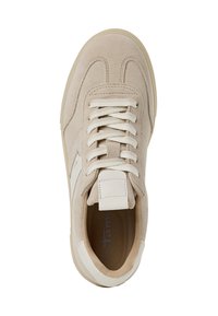 Sneaker in suede beige con lacci bianchi a corda, una linguetta sul tallone bianca testurizzata e un design semplice. L'interno presenta una morbida fodera in tessuto.