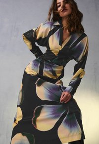 Next LONG SLEEVE V-NECK MIDI - REGULAR FIT - Denné šaty - black floral