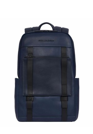 Mochila de cuero azul marino con detalles en negro, que incluye un bolsillo frontal con cremallera, correas acolchadas y un asa en la parte superior. Acabado texturado.