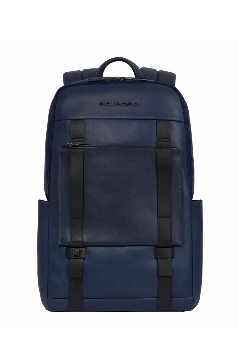 Zaino in pelle blu navy con accenti neri, dotato di una tasca frontale con zip, spallacci imbottiti e manico superiore. Finitura texturizzata.
