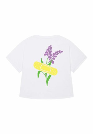 T-shirt blanc à manches courtes avec un design de fleur violette et un bandage jaune sur des feuilles vertes au dos.