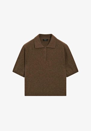 Brun kortærmet polo shirt lavet af blødt strikket stof, med en klassisk krave, tre-knaps lukning og en afslappet pasform.