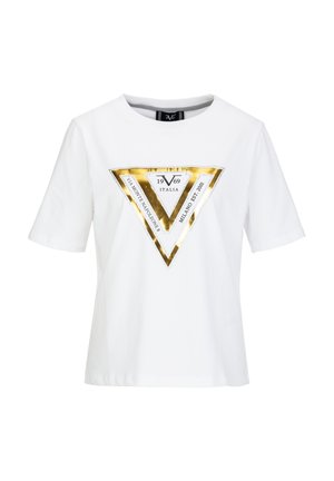 Weißes T-Shirt mit kurzen Ärmeln, das ein gold-schwarzes dreieckiges Grafikdesign mit Textelementen zeigt, aus weichem Baumwollmaterial gefertigt.