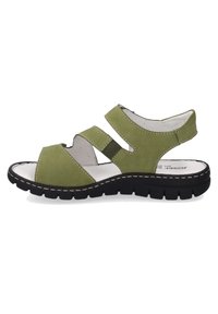 Grüne Wildledersandalen mit verstellbaren Riemen, offenem Design, gepolsterter Fußbett und schwarzer Gummisohle mit strukturiertem Profil für besseren Halt.