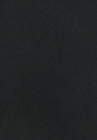 Czarny materiał o gładkiej fakturze, z jednolitą powierzchnią bez wzorów czy ozdób. Idealny do wszechstronnych zastosowań.