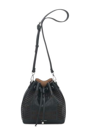 Borsa a secchiello in pelle nera con design perforato, interno color tan, tracolla regolabile, finiture in argento e chiusura a coulisse a contrasto.