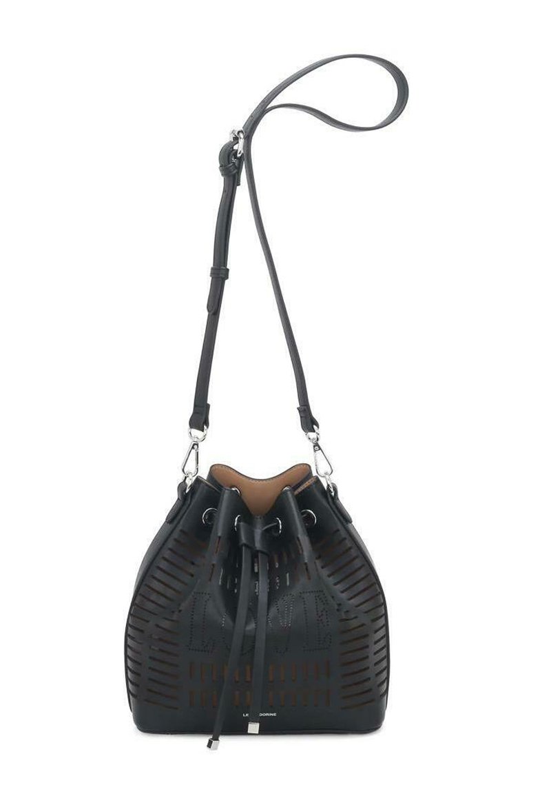 Borsa a secchiello in pelle nera con design perforato, interno color tan, tracolla regolabile, finiture in argento e chiusura a coulisse a contrasto.