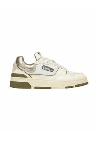Sneaker bianche in pelle con dettagli metallici, suola in gomma verde oliva, punta rotonda e design con lacci che presenta un'etichetta con logo sul lato.