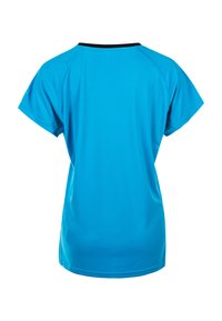 Lättvikts, kortärmad T-shirt i klarblått tyg. Har en svart kant vid halsringningen och en slät, något glänsande yta.