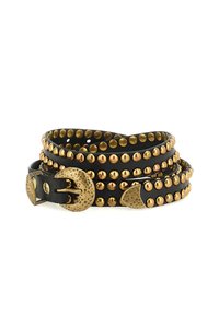 Cintura in pelle nera con borchie rotonde color oro e una fibbia in bronzo texture con estremità angolare. Molti fori per la regolazione della misura.
