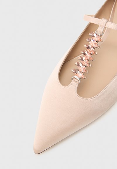 Μπαλαρίνα με μυτερή μύτη από απαλό ροζ σουέντ. Διαθέτει �διακοσμητική σειρά από ροζ πολύτιμους λίθους κατά μήκος του πέλματος και λουράκι στον αστράγαλο.