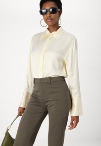 DRYKORN BET - Auduma bikses - green