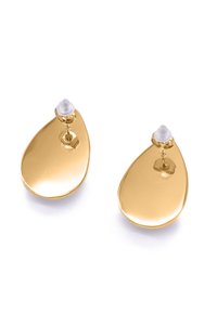 Orecchini a goccia d'oro con finitura lucida e un piccolo accento di perla bianca nella parte superiore. Texture liscia e design minimalista.