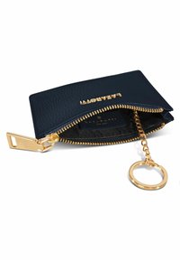 Portafoglio in pelle blu navy con finitura testurizzata, hardware dorato, chiusura con zip e attacco per portachiavi. L'interno è foderato in tessuto scuro.