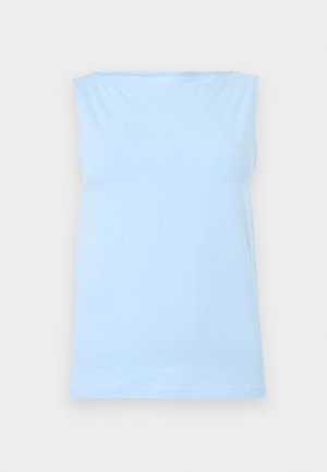 Šviesiai mėlynas rankovių neturintis marškinėlių viršus su tiesiu iškirptu kaklu, plokščiai išdėstytas neutralaus fono fone.