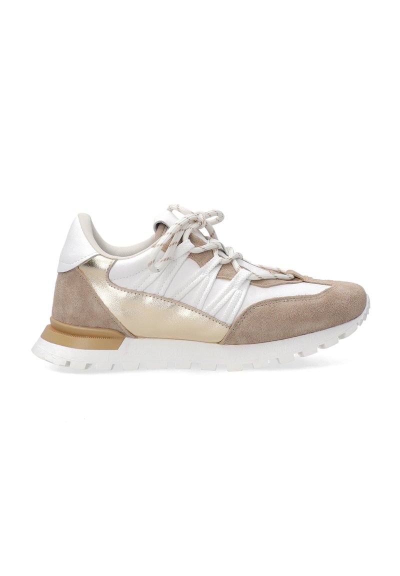 Sneaker aus weißem Kunstleder, beigem Wildleder und goldenen Akzenten. Verfügt über ein Schnürdesign, eine strukturierte Oberseite und eine weiße Gummisohle.