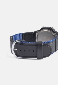 Abrace e orelhas de um mostrador de alta qualidade com uma bracelete de couro preto que apresenta uma seção trançada azul, um fecho prateado e notches ajustáveis para um melhor ajuste. O fundo é de aço inoxidável.