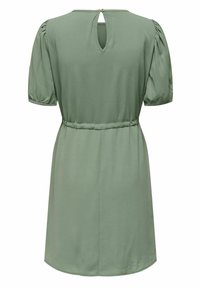 Robe verte arrivant aux genoux avec manches courtes bouffantes, taille élastique, détail dos en goutte d'eau, et tissu lisse et léger.