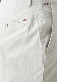 Tommy Hilfiger MERCER ESSENTIAL - Broek - bleached stone