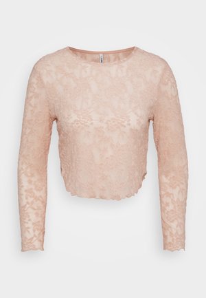 Šviesiai rožinė ilgo rankovės palaidinė su gėlių raštais, trumpa dizaino forma ir garbanotais kraštais. Lengva, permatoma tekstūra.