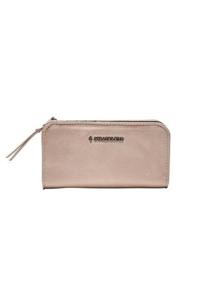 Béžová obdĺžniková peňaženka so zipsom okolo, s textúrovaným povrchom a kovovým logom značky na prednej strane, zips má dva kožené strapce.