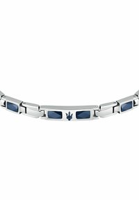 Bracciale in metallo argento con gemme azzurre rettangolari, alternate a link lucidati, e un emblema centrale con un design a tridente.