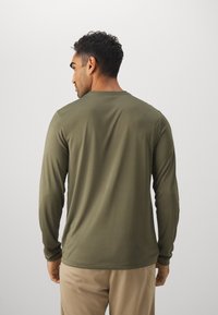 Nike Performance TEE RESET - Langarmshirt - medium olive