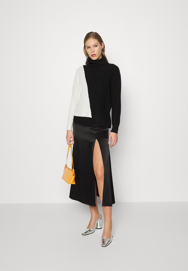 Damen Bekleidung | Alice + Olivia JACOB DIAGONAL Strickpullover black/soft white/schwarz - US03851 Damen Bekleidung | Alice + Olivia JACOB DIAGONAL Strickpullover black/soft white/schwarz - US03851
