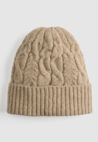 Strickmütze in Hellbraun mit strukturiertem Zopfstrickdesign; verfügt über einen gerippten Bund und ein weiches, wollähnliches Material.