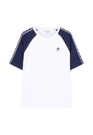 Weißes T-Shirt mit marineblauen Raglanärmeln, versehen mit einem kleinen Logo auf der Brust und gemusterten Akzenten entlang der Ärmel. Weiches Material.