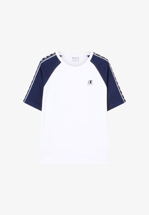 Camiseta blanca con mangas raglán azul marino, con un pequeño logo en el pecho y detalles estampados a lo largo de las mangas. Material suave.