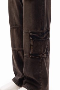 Barna cargo nadrág puha farmerből, kényelmes, bő szabással, díszített varrással, oldalzsebbel és enyhén koptatott textúrával.