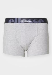 Grå bomull boxershorts med svart elastisk midjebånd som har "ellesse"-logoen i hvitt. Stoffet har en glatt, myk tekstur.