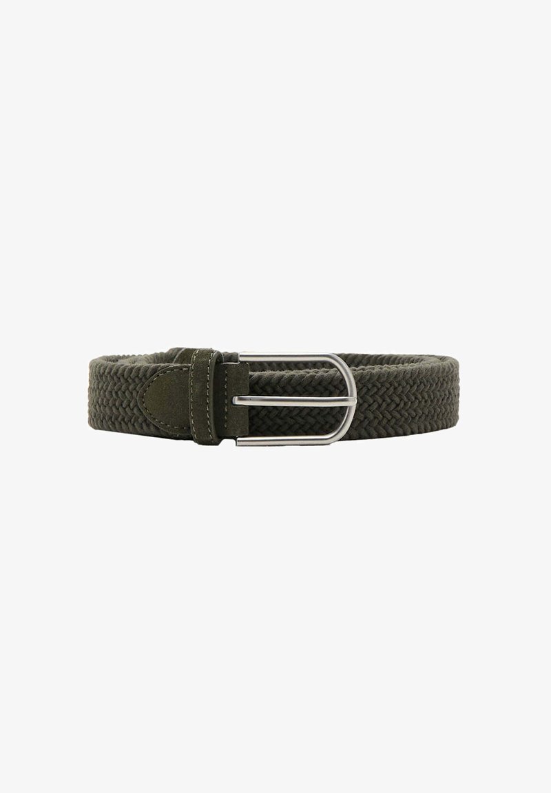Ceinture tressée en tissu vert foncé avec boucle métallique argentée et boucle en cuir vert assortie ainsi qu'une languette, présentée enroulée sur fond blanc.