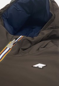 Giacca cappuccio marrone con interno blu, dotata di zip frontale con una striscia multicolore e un logo bianco sul petto.