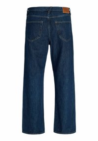 Donkerblauwe spijkerbroek met brede pijpen, twee achterzakken en een bruine leren patch op de tailleband.