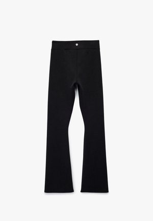 Czarne dzwonowate legginsy wykonane z elastycznego materiału, charakteryzujące się gładką teksturą, wysokim stanem i pojedynczym metalowym guzikiem przy talii.