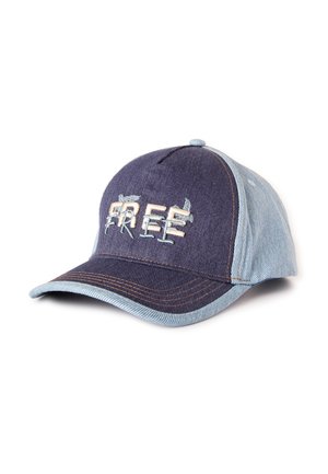 Gorra de béisbol con parte delantera azul oscuro y laterales azul claro, con la palabra bordada "FREE" en letras blancas y grises en el panel frontal.