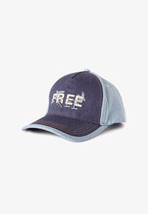 Gorra de béisbol con parte delantera azul oscuro y laterales azul claro, con la palabra bordada "FREE" en letras blancas y grises en el panel frontal.