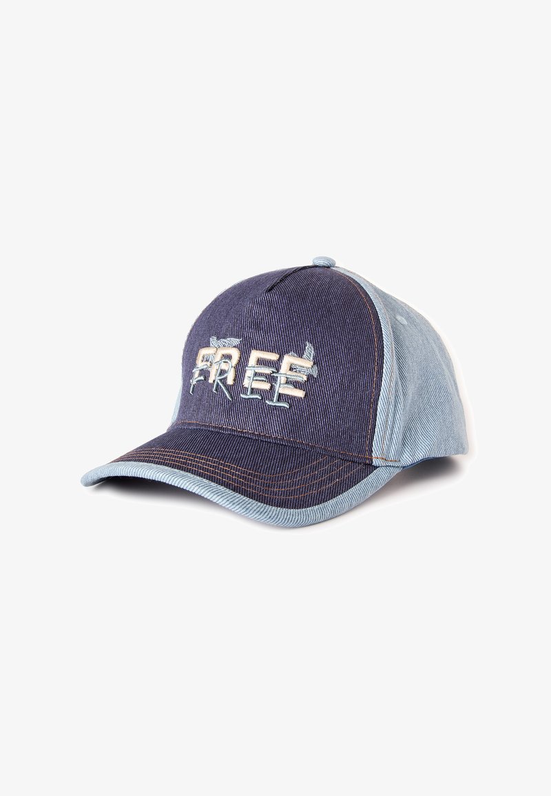 Casquette de baseball à l'avant bleu foncé et sur les côtés bleu clair, avec le mot brodé "FREE" en lettres blanches et grises sur le panneau avant.
