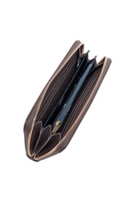 Portafoglio in pelle marrone con chiusura a zip, dotato di più scomparti per schede e un scomparto centrale con zip. Esterno texturizzato con hardware dorato.