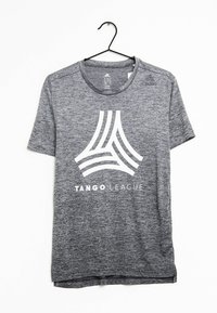 Grå t-shirt med kort ärm och texturerad tyg. Har en vit logotyp och texten "TANGO LEAGUE" tryckt på framsidan. Hänger från en krok.
