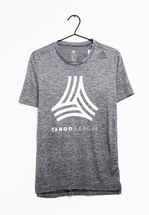 Camiseta gris de manga corta con una tela texturizada. Presenta un logo blanco y el texto "TANGO LEAGUE" impreso en la parte delantera. Cuelga de un gancho.