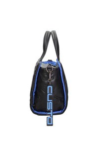 Sac à main en cuir noir avec intérieur bleu, ornée de motifs en relief, deux poignées et une étiquette bleue affichant "CUSTO" attachée par un fermoir.