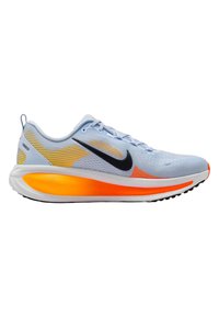 Ανοιχτό μπλε αθλητικό παπούτσι Nike με μαύρο λογότυπο, κίτρινες και πορτοκαλί λεπτομέρειες, λευκή ενδιάμεση σόλα και πορτοκαλί βαθμιαία απορροφητική σόλα.