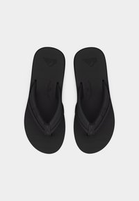 Ζευγάρι μαύρων σαγιονάρων με φαρδιές υφασμάτινες λουρίδες και υφασμένα πέλματα, εμφανιζόμενα από πάνω σε λευκό φόντο.